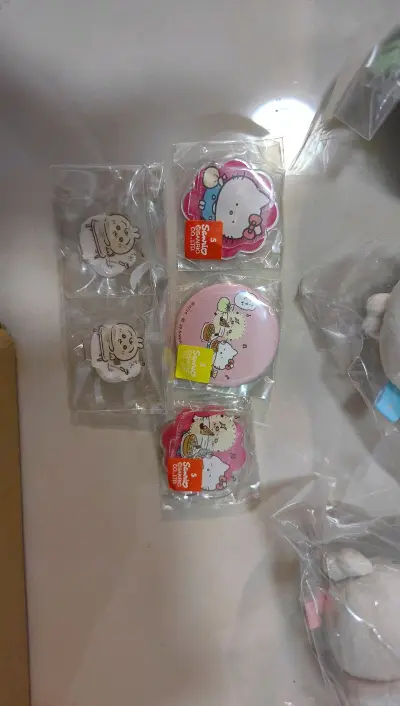 收到了满满一箱子娃娃！开箱子发现被塞满了，太幸福了小小的箱子打开是大大的幸福嘿嘿，居然是那么多宝宝等待我开箱展示！这箱到的速度也蛮快的，竹蜻蜓plus蛮不错的，八只的确太多了运费花的是1kg的档位，还能接受，还切到了獭师宝宝的小物，虽然国内也上了这款之前的烫款古早立...