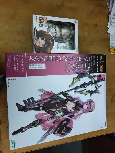 这次呢，又从挖煤姬在日拍上买了寿屋的黑暗女王和舰队c的金刚改2粘土人，这几个都是好价入手。这次箱子的也是加了填充物，中通快递也是很给力，箱子依旧八角尖尖，竹蜻蜓速度也很快。挖煤姬当属海淘的好去处。