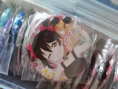 赶在冬日换季时收到了这份充满温暖感的包裹。在挖煤姬同时入手了矢泽妮可手游毛衣与缪斯CD，开箱时仿佛同时拥抱了触手可及的温暖与永不褪色的歌声。
挖煤姬平台在处理这类混合商品时展现了专业考量。毛衣采用真空防尘袋包装避免受潮，CD则用单独的气柱袋加固防...