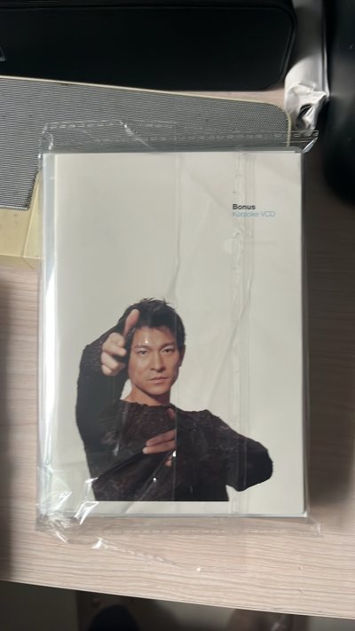 蹲了好久的两张心头好终于在挖煤姬挖到！刘德华《你是我的骄傲》演唱会CD现场感拉满，《冰雨》的深情演绎直击人心；张国荣《有心人》音质澄澈细腻，不愧是无损经典。平台打包超用心，硬纸箱+厚气泡膜裹得严严实实，中古CD品相近新无划痕，物流追踪透明，15-20天就安全到家。价...