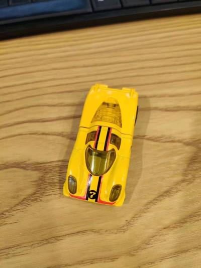 这款黄色跑车风火轮太绝了！亮黄漆面超有光泽，车身线条复刻得超精准，条纹装饰细节拉满，拿在手里质感超棒，收藏党闭眼入！