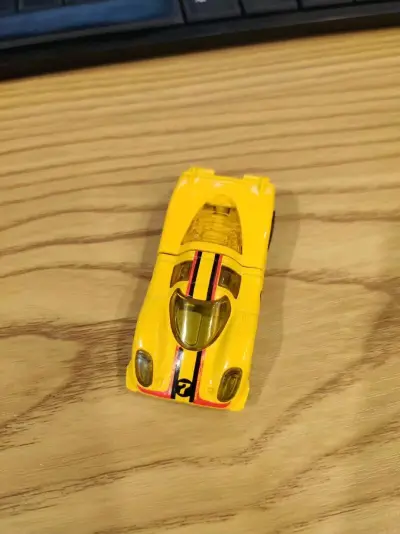 这款黄色跑车风火轮太绝了！亮黄漆面超有光泽，车身线条复刻得超精准，条纹装饰细节拉满，拿在手里质感超棒，收藏党闭眼入！