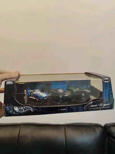 这款布鲁斯韦恩限定风火轮套装太绝了！限量1/10000超稀有，车型还原蝙蝠侠经典座驾，细节做工超精致，收藏摆柜直接封神！