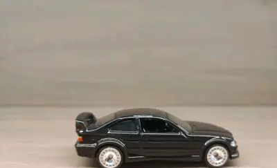 这款黑色宝马风火轮太有质感了！亮黑漆面超顺滑，车身线条复刻得超到位，轮毂细节也精致，摆柜把玩都超合适，宝马粉直接冲！