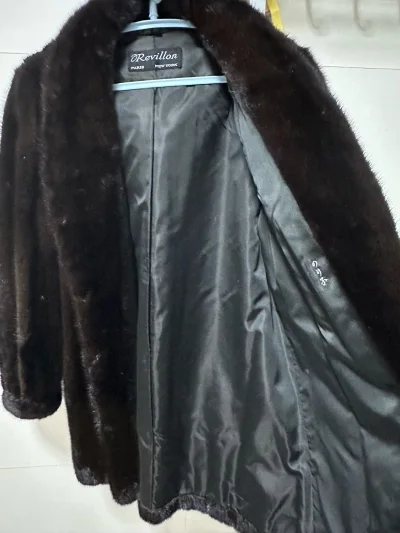 第一次在挖煤姬上海淘，看到喜欢的衣服可以还价，顺利买到过冬的衣服，EMS物流比较快，丝滑过关。衣服很厚实，上身效果刚刚好，虽然年份比较久，保存完好，没有明显的损伤，已经送去保养和干洗了。