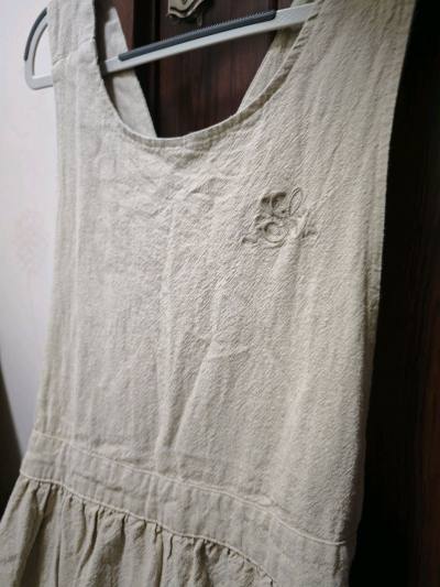 这次在挖煤姬买了好几件衣服，都很好很喜欢，其中最喜欢的是这个背心裙，材质是棉麻的，上面还有刺绣，料子很厚实有质感，长度我穿也合适，穿上很舒服，物流也很快，好评好评！！！