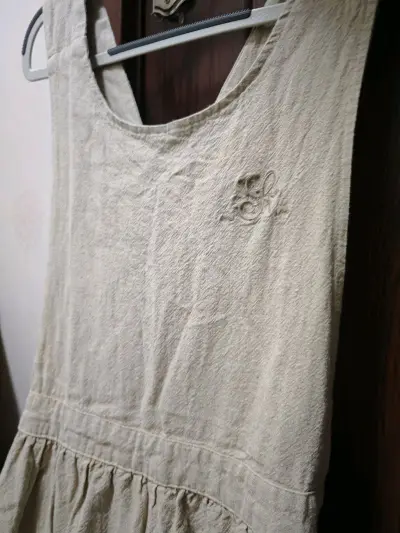 这次在挖煤姬买了好几件衣服，都很好很喜欢，其中最喜欢的是这个背心裙，材质是棉麻的，上面还有刺绣，料子很厚实有质感，长度我穿也合适，穿上很舒服，物流也很快，好评好评！！！