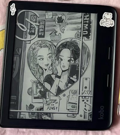  外观与手感：7英寸Carta 1200屏、300PPI，显示通透；非对称机身+双物理按键，单手握持舒适；下凹屏边缘略割手，中框偏脆，后盖按压偶有异响。
续航：日常阅读约数周，频繁翻页/开WiFi会缩短；电池可拆卸，长期使用易更换。