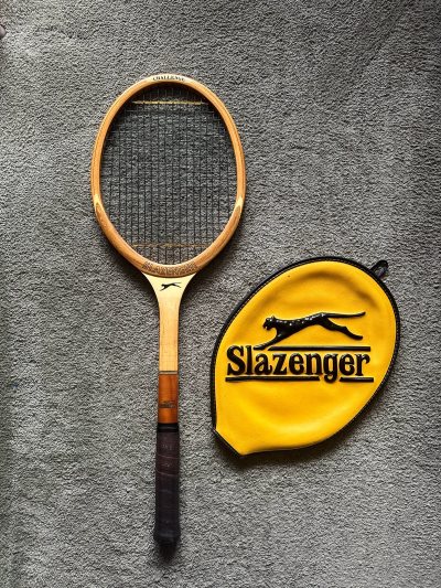 这次买了一把古老的球拍，一个原装的施莱辛格木拍，成色极佳，关键原始拍套还在，，网线也可以继续使用，用来装饰家里，一级棒