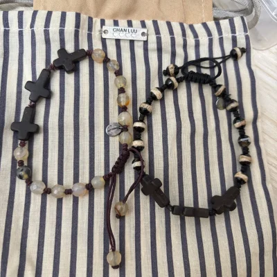 这套编织手链叛逆中带着一点可爱。物流也很快就收到了，这次选的也是海运，但完全没有第多久。希望下一次的物流也如此顺利哈哈哈