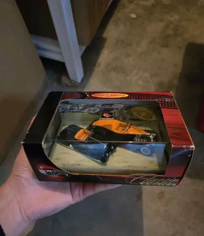 风火轮经典款珍藏车模太赞了！橙黑配色复古感拉满，车身线条复刻经典车型，限量款做工精细，摆柜收藏的质感直接拉满，老款精品果然够味！