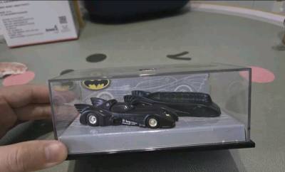 风火轮蝙蝠侠战车套装太帅了！车身造型完美复刻经典蝙蝠车，哑光黑质感高级，展示盒设计超适合摆柜，蝙蝠侠粉丝收藏必入的宝藏款！