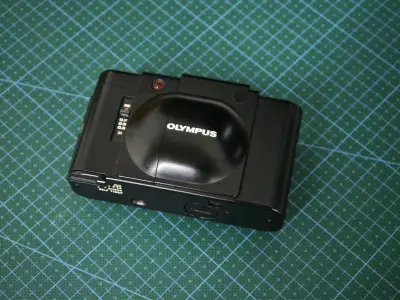 tada！本年度倒数第二箱的开箱分享！这次淘了个心心念念已久的奥林巴斯XA4，XA系列一直都是胶佬中享誉盛名的一款机型，极小的体积，优秀的成像，手动过片，应该是很多人手上称手的快拍机，拍电影卷一点压力都没有，不错！也算是25年末给自己的一个小礼物~（如果算的没错的话...