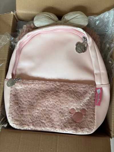 包装的很好很完整 包包外面有袋子装着，然后还有泡沫加固箱子上也加固了很多圈的胶布 整体体验非常棒 包包很漂亮 