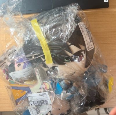 在挖煤姬的首次切煤也是安全下车啦！拿到手的时候发现箱子好厚实，满满的安全感，使用优惠券和积分抵扣国际邮费也十分的便宜，大力推荐！而且挖煤姬的搜索功能真的是我最喜欢的，加载很快很利落，界面让我看的很舒服。这次切的主要是朔间凛月和青叶纺还有天马司和青柳冬弥，非常满意！