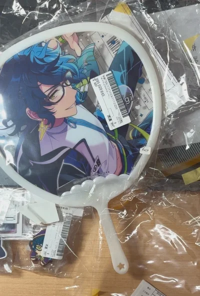 在挖煤姬的首次切煤也是安全下车啦！拿到手的时候发现箱子好厚实，满满的安全感，使用优惠券和积分抵扣国际邮费也十分的便宜，大力推荐！而且挖煤姬的搜索功能真的是我最喜欢的，加载很快很利落，界面让我看的很舒服。这次主要切的是朔间凛月 青叶纺 濑名泉 青柳冬弥 总之非常满意