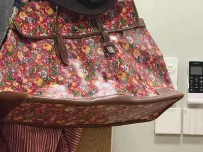 中古款kenzo大包包，好喜欢。本来以为会很重，其实到手还挺轻的。而且这次运费还有补差，物流依旧很快，就算合单审核费的时间旧了一点，整体体验感依旧很好?！