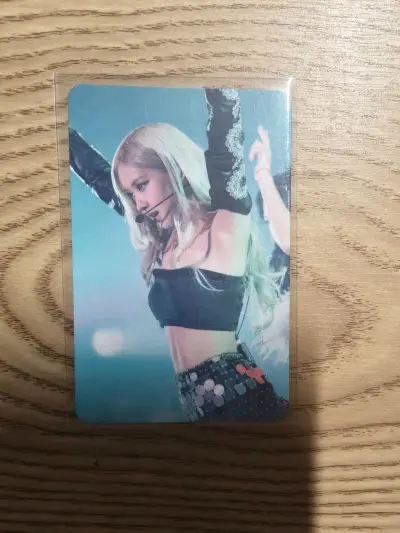 这次买了the show飞天肉，2020收藏盒青提肉，2020夏日日记肉一套，实物相当貌美，下单速度很快，运回速度也很快，小卡包装非常完美，飞机盒非常结实，小卡有硬纸板还有泡沫袋，安全运回！