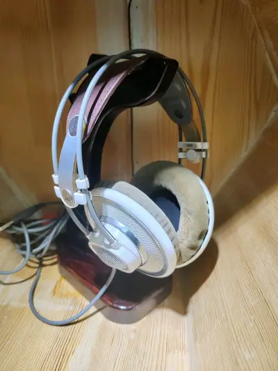 这款耳机音质太棒了！低音浑厚有力，高音清晰透亮，降噪效果惊艳，佩戴舒适不压耳，续航持久，连接稳定，绝对是物超所值的选择，强烈推荐！