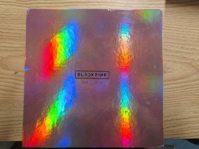 切了BLACKPINK的正规一专辑，配置很全，运输过程相当给力！专辑运回四角尖尖！包装的太好了！和卖家实物图一样，没有多余的磕磕碰碰，甚至专辑外壳无划痕，永远可以相信挖煤姬