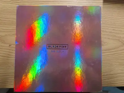 切了BLACKPINK的正规一专辑，配置很全，运输过程相当给力！专辑运回四角尖尖！包装的太好了！和卖家实物图一样，没有多余的磕磕碰碰，甚至专辑外壳无划痕，永远可以相信挖煤姬
