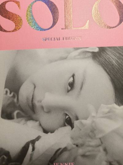 买到了solo1特别版，我只能说：solo还能再打一万年！！solo1太美太美了，这次走的海运，运费合理，运输过程无问题，专辑四角尖尖，包装的特别好，无划痕无折页，泡沫袋包裹了好几层，外包装盒很硬，下次还会用挖煤姬