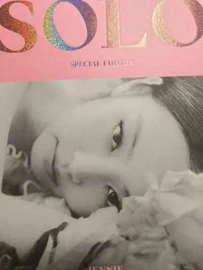 买到了solo1特别版，我只能说：solo还能再打一万年！！solo1太美太美了，这次走的海运，运费合理，运输过程无问题，专辑四角尖尖，包装的特别好，无划痕无折页，泡沫袋包裹了好几层，外包装盒很硬，下次还会用挖煤姬