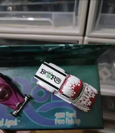 这款风火轮1956 Ford F100 Pick up太戳心了！Ed Roth涂装个性炸裂，红白火焰纹细节超精致，车身做工扎实，复古皮卡造型还原度拉满，收藏党必入！