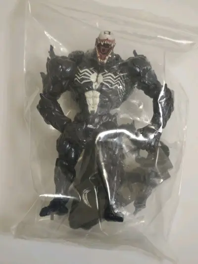 这是第六次挖煤姬购物了，本次是海洋堂原色毒液，对比透明版没有在光线照射下那种绚丽的透光感，但是常规光线下，整体系列丰富，动作依旧张力十足。感谢挖煤姬让我以一个好价入手，支持！