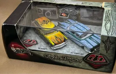 这款风火轮Troy Lee Designs联名套装太惊艳了！GO-MAD和57凯迪拉克的涂装艺术感拉满，细节刻画超精细，收藏盒设计也很有质感，老款风火轮的做工果然顶！