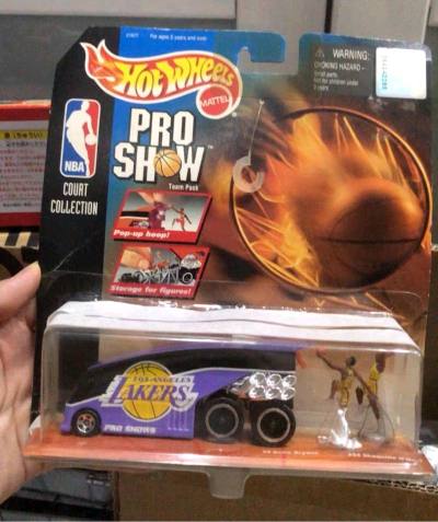 这款风火轮NBA湖人联名套装太戳情怀了！紫金配色还原度超高，巴士造型霸气，还带科比人偶，细节满满，既是车模也是NBA周边，收藏价值直接拉满！