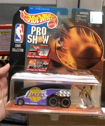 这款风火轮NBA湖人联名套装太戳情怀了！紫金配色还原度超高，巴士造型霸气，还带科比人偶，细节满满，既是车模也是NBA周边，收藏价值直接拉满！