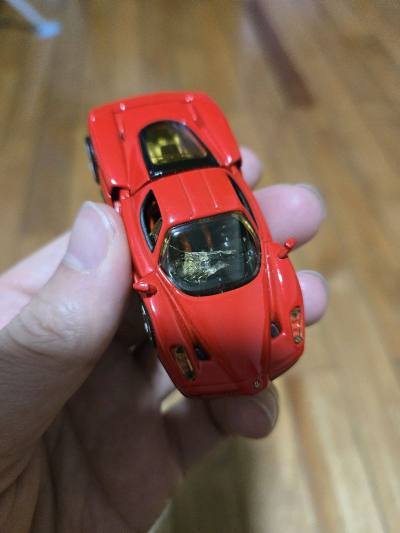 这款法拉利车模也太赞了！经典红漆质感超亮，车身线条还原得超精准，细节做工一点不含糊，拿在手里手感超棒，不管收藏还是摆柜都超有面儿！