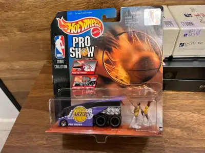 这款风火轮NBA湖人联名套装太有收藏意义了！紫金巴士造型超吸睛，科比和奥尼尔人偶细节到位，联名设计诚意满满，既是车模也是湖人情怀好物，爱了！