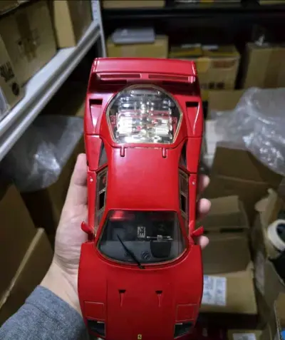 这款法拉利F40车模质感直接拉满！经典红漆光泽感超赞，车头灯和车身线条还原度超高，细节做工精致到惊艳，拿在手里分量感十足，收藏党真的爱了！