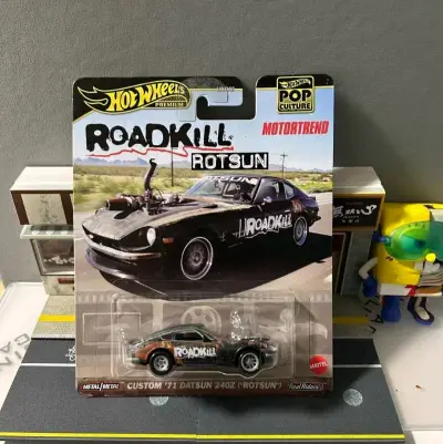 这款风火轮Roadkill联名的Datsun 240Z太有味道了！做旧涂装还原度拉满，ROTSUN字样和细节超到位，金属车身质感在线，复古改装风直接戳中收藏心！