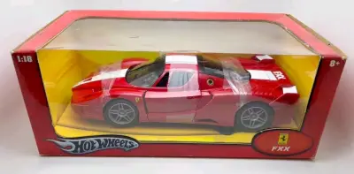 这款风火轮1:18法拉利FXX车模太惊艳了！经典红漆质感超亮，车身线条和细节还原度拉满，1:18比例的尺寸超有分量，收藏摆柜简直是视觉盛宴！