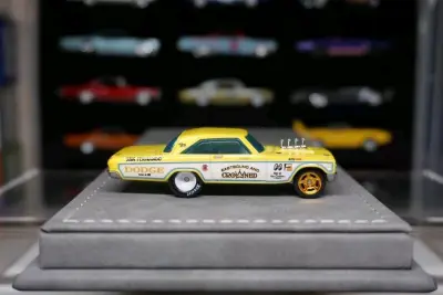 这款风火轮道奇车模太有味道了！黄白涂装配色亮眼，车身文字和细节印花超精致，轮毂配色设计感拉满，复古肌肉车造型还原度超高，收藏党直接爱住！