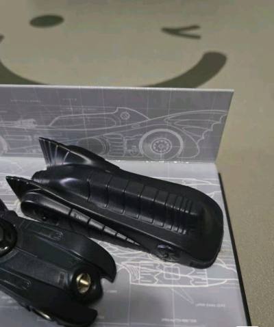 这款风火轮蝙蝠车模细节超赞！哑光黑车身质感拉满，车型线条还原得超精准，搭配蓝图背景的展示盒设计感十足，蝙蝠车迷收藏这款真的太值了！