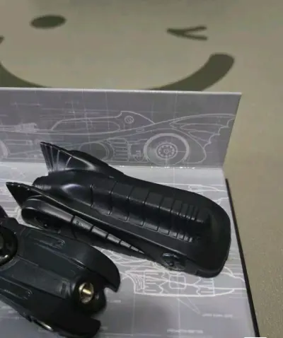 这款风火轮蝙蝠车模细节超赞！哑光黑车身质感拉满，车型线条还原得超精准，搭配蓝图背景的展示盒设计感十足，蝙蝠车迷收藏这款真的太值了！