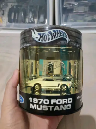 这款风火轮1970福特野马限定款太绝了！奶油白车身质感超赞，轮毂细节精致，桶装包装设计超有收藏感，限量款的稀缺性拉满，野马粉直接闭眼冲！