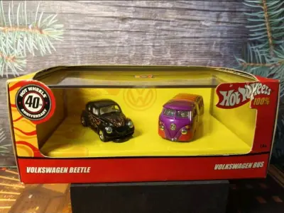 这款风火轮40周年大众套装太有收藏味了！甲壳虫火焰纹、巴士紫橙涂装超亮眼，细节做工扎实，周年款包装设计感拉满，大众车迷直接爱到心坎里！
