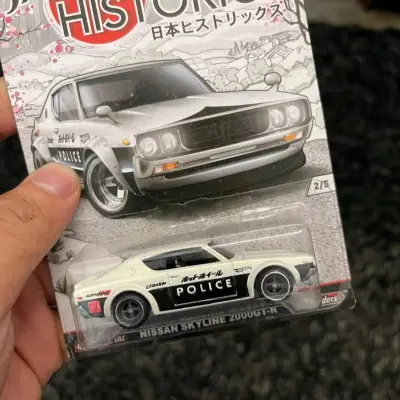 这款风火轮Japan Historics系列日产天际线2000GT-R太戳JDM迷了！警车涂装还原度拉满，樱花背景卡面设计超有日系味，车身细节刻画精准，金属车身质感在线，收藏价值直接拉满！