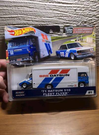 这款风火轮达特桑510运输套装太绝了！BRE涂装还原度拉满，蓝白配色超经典，套装组合设计感十足，做工扎实，JDM和运输队粉直接爱住！