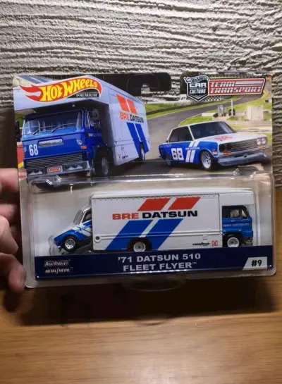 这款风火轮达特桑510运输套装太绝了！BRE涂装还原度拉满，蓝白配色超经典，套装组合设计感十足，做工扎实，JDM和运输队粉直接爱住！