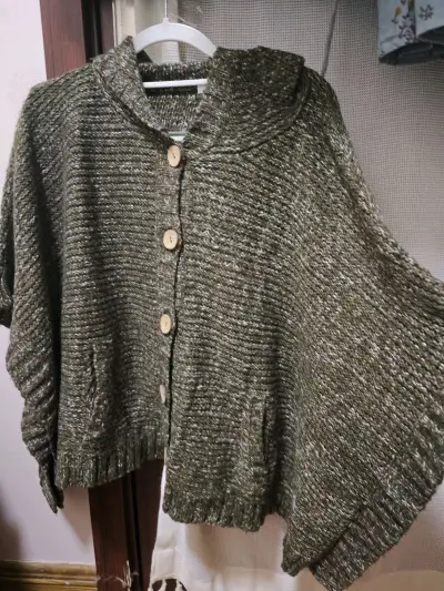 这次在挖煤姬买了好几件衣服，其中最喜欢的是这个斗篷，颜色很秋冬，大小也非常合适很宽松，什么身材都能穿，料子也还可以，春天就能穿了，好耶好耶！物流也很快，好评好评！！！