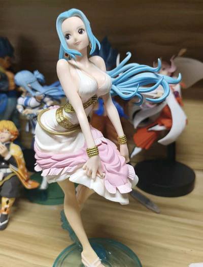 原型师是懂布料的！裙摆飞扬的瞬间被定格，层次感丰富到爆炸。放在灯光下，简直就是一幅流动的画卷，美到失语。