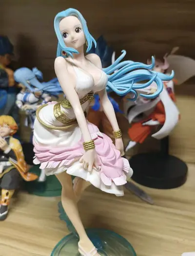 原型师是懂布料的！裙摆飞扬的瞬间被定格，层次感丰富到爆炸。放在灯光下，简直就是一幅流动的画卷，美到失语。