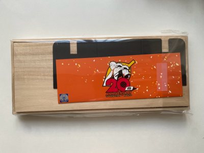 攒了好久的积分，兑换了邮费走的ems，发货速度特别特别的快啊，从付邮费到拿到手总共才用了5天，比起其他路线真的快好多，虽然邮费也贵贵的就是说…
包装的很仔细，在箱子外面还套了一层防水膜。选择了保留原包装，第一次见到yhm的小信封，怪可爱的，要是挖煤姬能多出几条保留原...