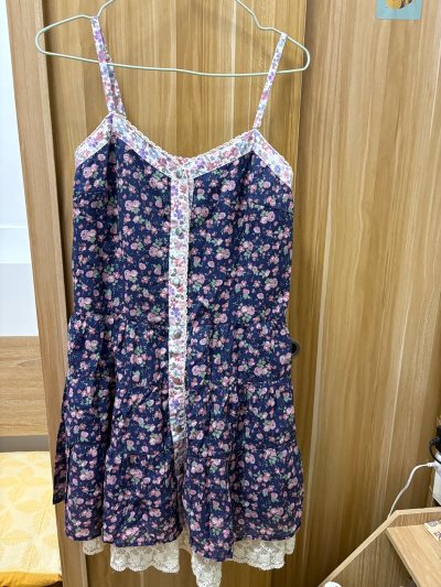 就这样快乐切煤 挖煤姬美美代切，刚下完单就代切好了，打底衫和外套也是非常精美，细节做工都很好，清新淡雅的一款，走的海运，一个月就收到了，物流速度也很快，衣服特别新，也很美丽，开心。挖煤姬的程序也是非常简单，get美丽裙子，非常舒适，我爱挖煤姬